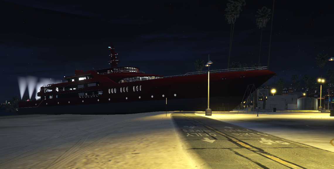 Un yacht échoué attire les curieux sur Vespucci Beach