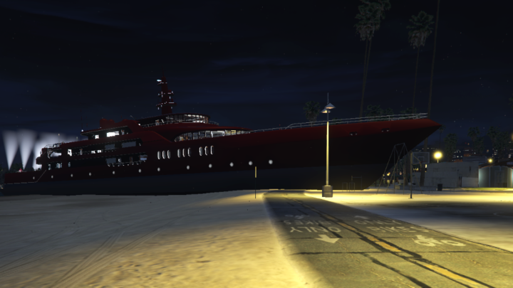 Un yacht échoué attire les curieux sur Vespucci Beach